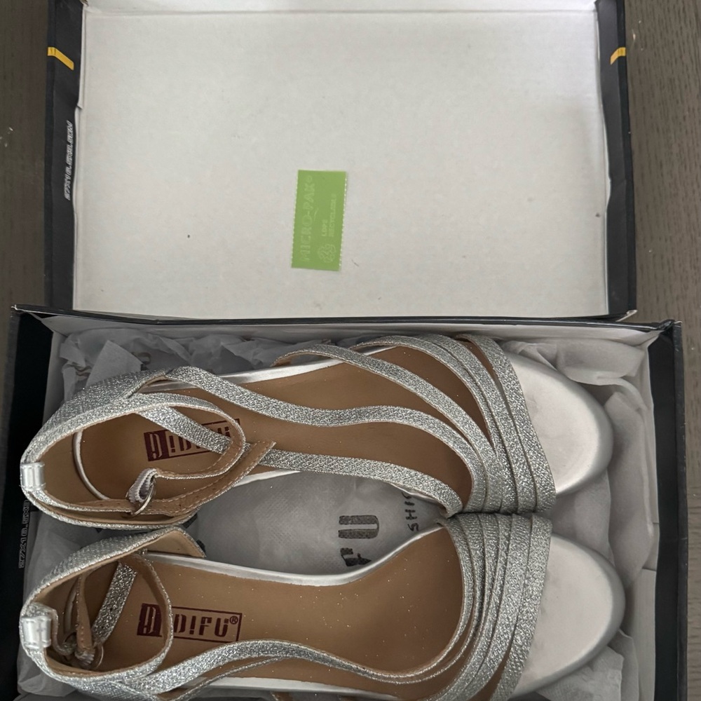 ✨ IDIFU Silver Glitter Strappy Heeled Sandals – NEW in Box ✨
